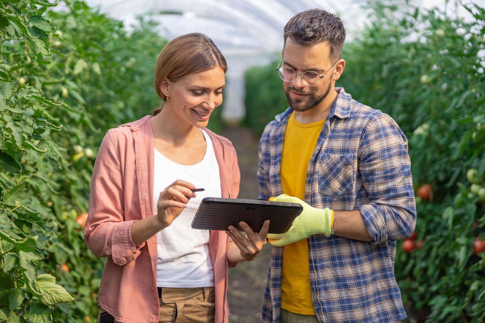personas-sonrientes-midiendo-agricola